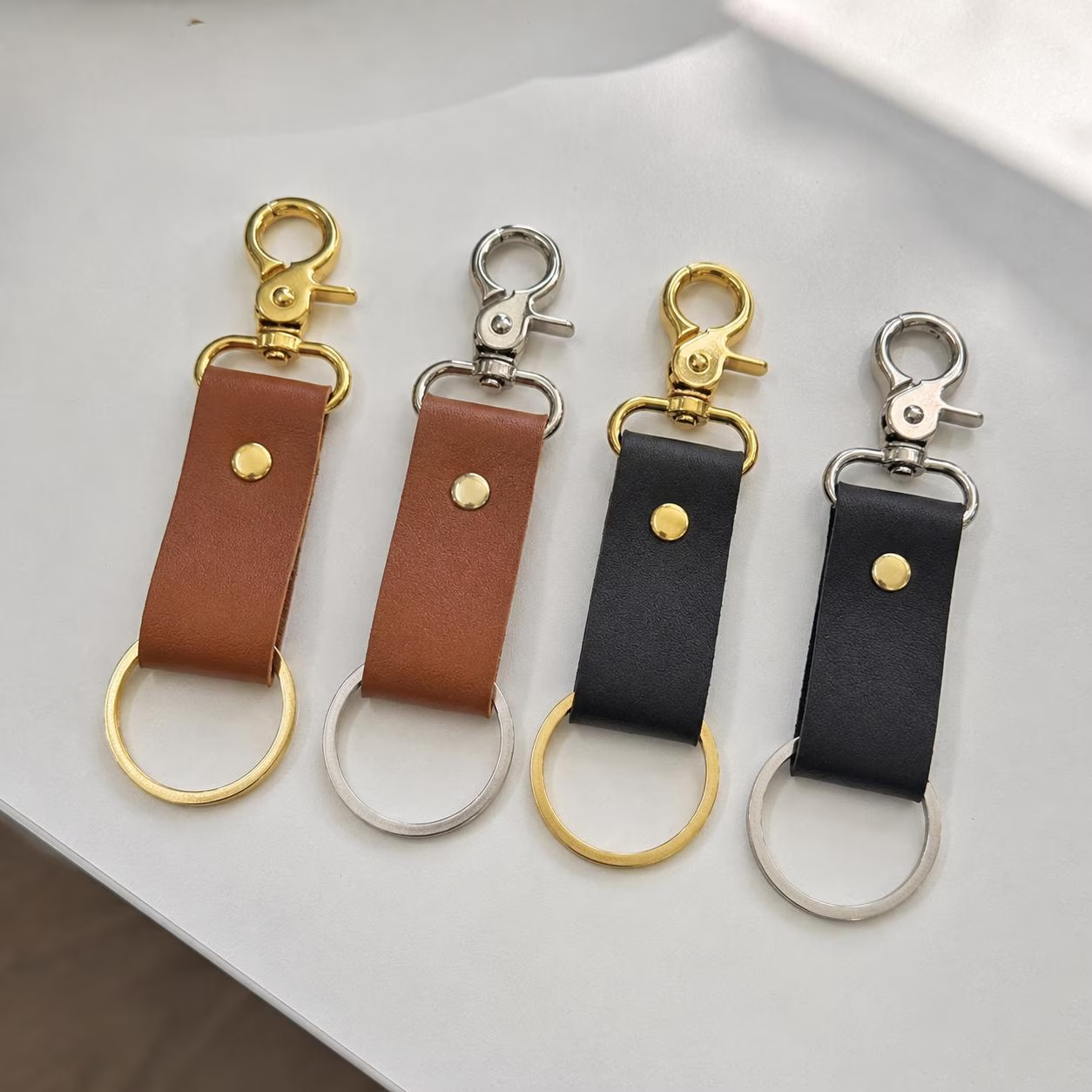 Individuell gestaltete Mini-Buch-Schlüsselanhänger, personalisierte Taschenanhänger für Bücherliebhaber und perfekte Geschenke für Leser, Bibliothekare, Lehrer und Absolventen.