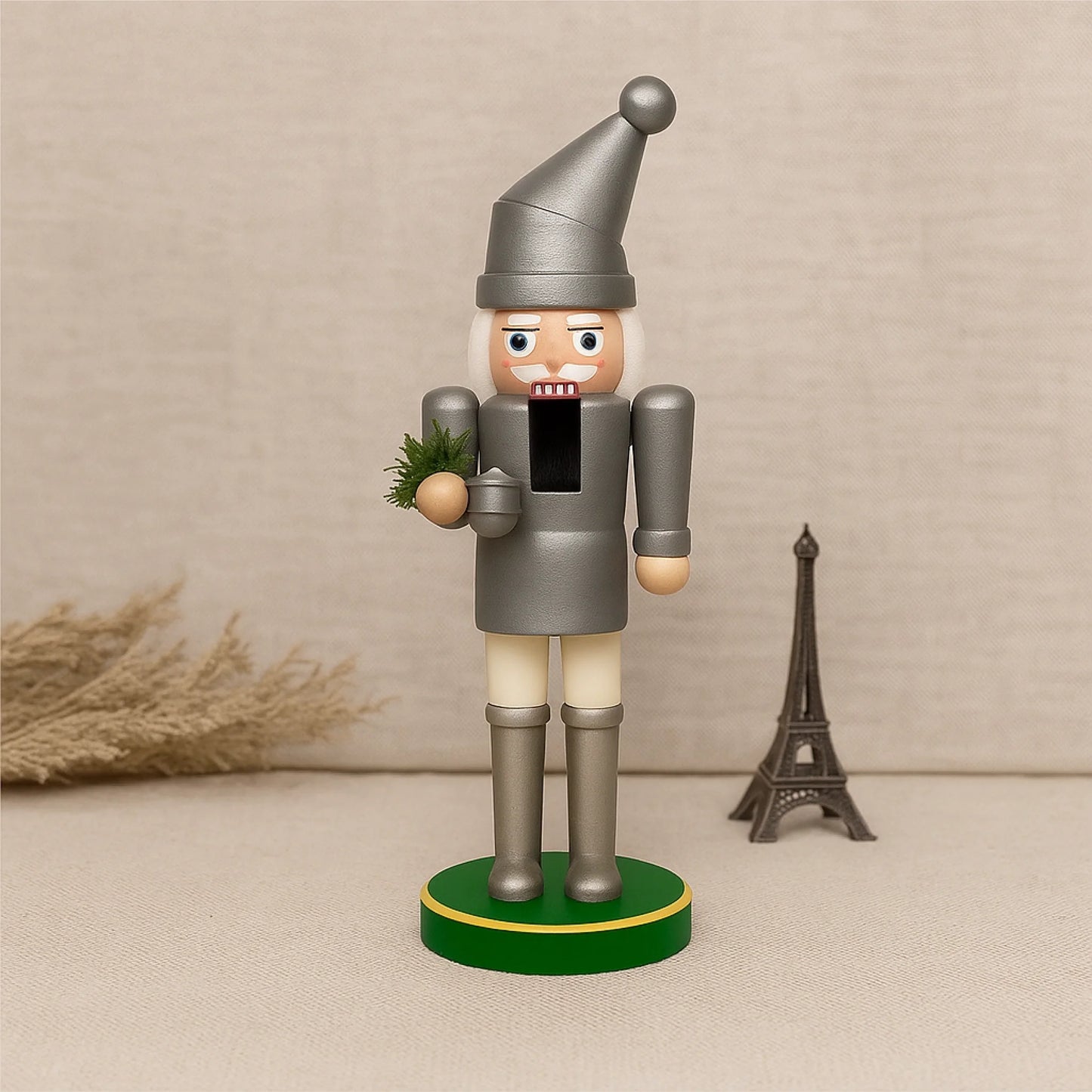 20250822_1924_托举胡桃夹子_remix_01k38ra7vsf5krxc0hvew89k79